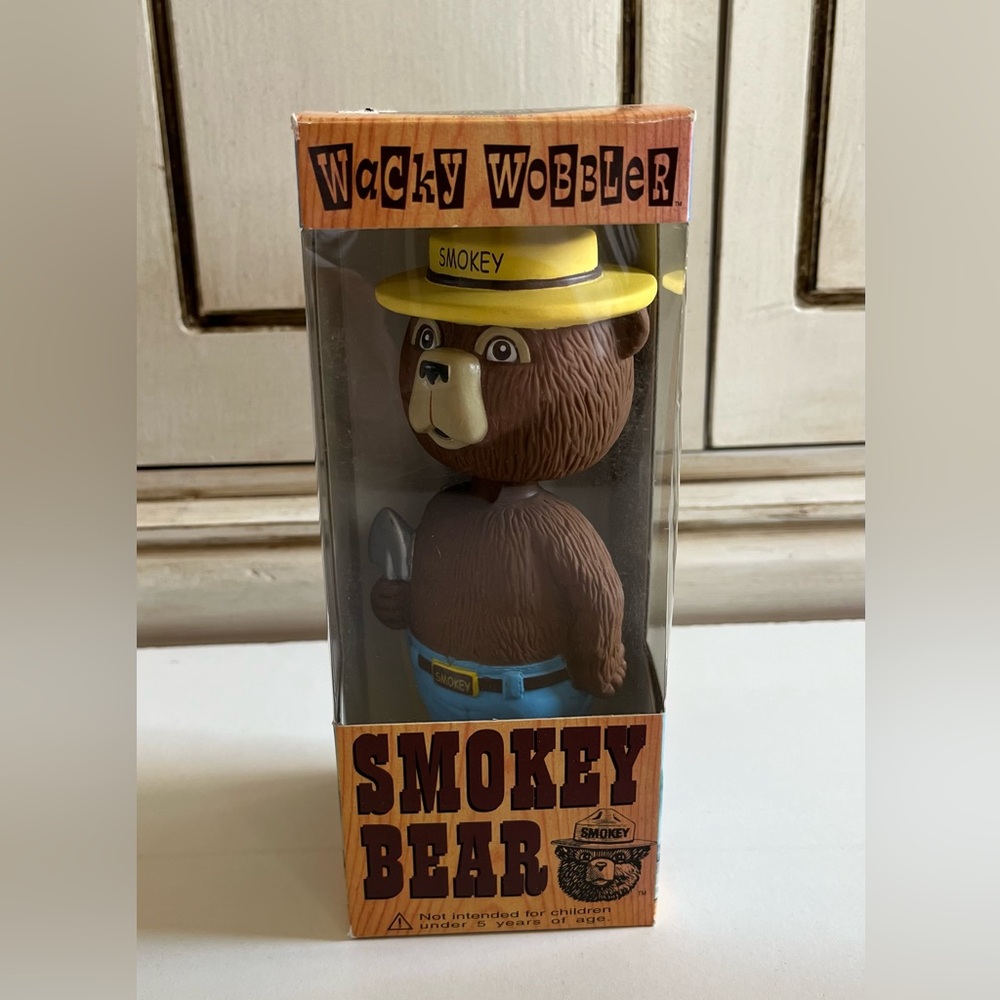 Vintage FUNKO SMOKEY BEAR BOBBLEHEAD Retired Wacky Wobbler-6.5"-Plastic-2001 Toy